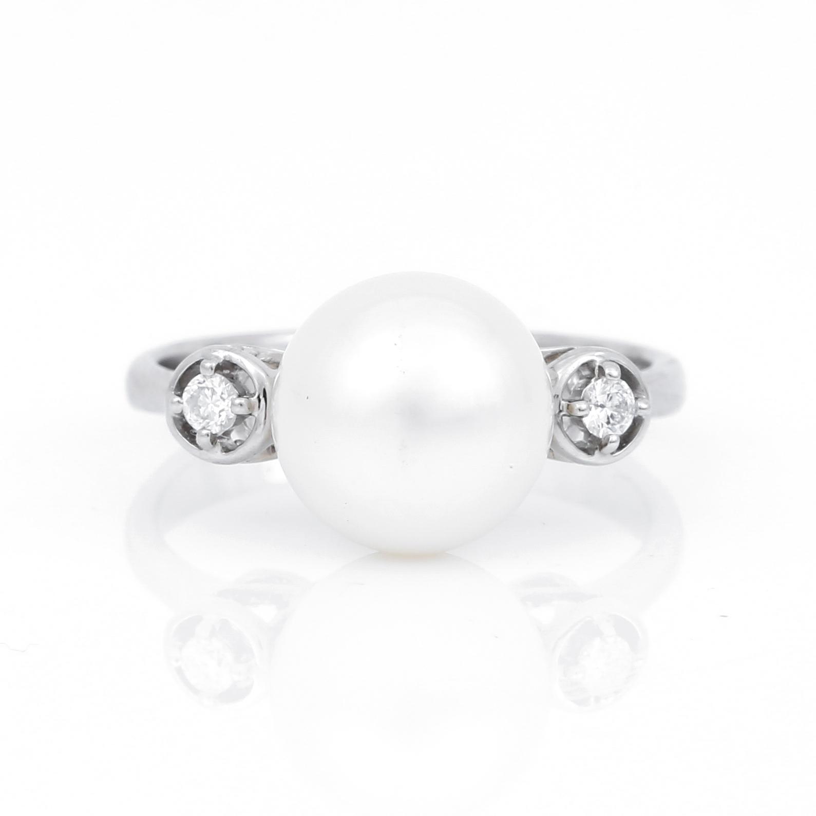 RING, 14K vitguld, med odlade pärla och små briljantslipade diamanter. Vikt ca 3,72 g.