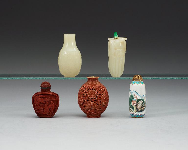 SNUSFLASKOR, fem stycken, lack, nefrit, porslin och emalj på koppar. Qing dynastin samt tidigt 1900-tal.