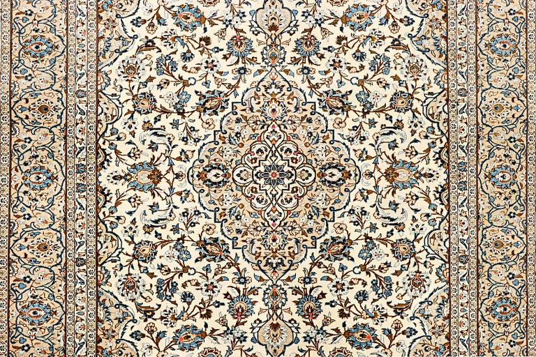 A Kashan carpet, c. 395 x 286 cm.