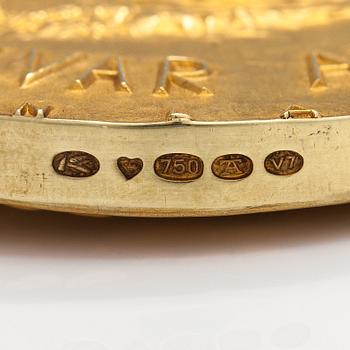 An 18K gold medal Alvar Aalto Finlandia. Designed by Eila Hiltunen. Kultateollisuus, Turku 1974. Numbered 3.