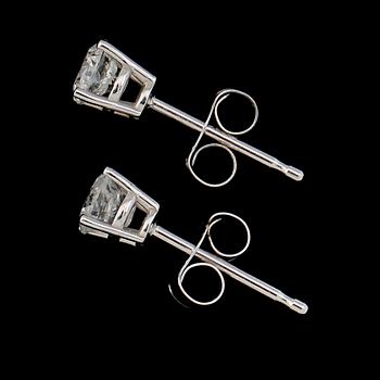 ÖRHÄNGEN, 1 par, 14K vitguld, briljantslipade diamanter tot ca 0.50 ct.