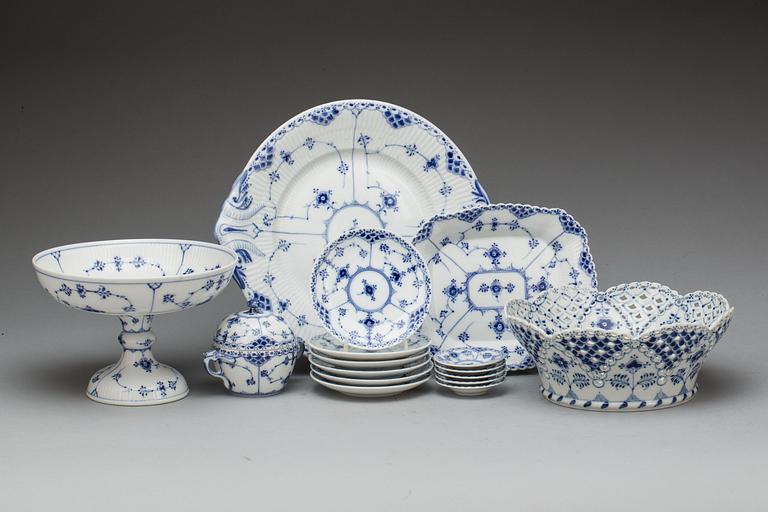 SERVISDELAR, 32 delar, porslin, "Musselmalet", Royal Copenhagen.