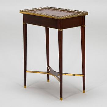 Sidobord, sengustavianskt, kring 1810, ristad signering AAS, oidentifierad.