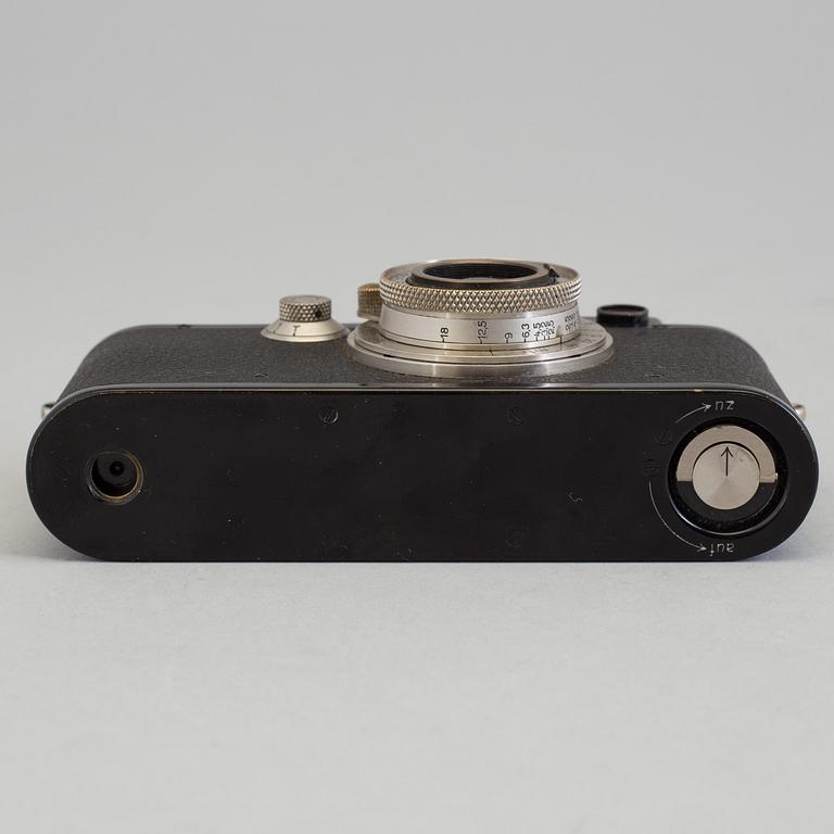 A early 1930s black body Leica no 123864 with a chrome Hektor 1:2,5 F=5 cm lens. With table stand.