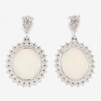 Örhängen 14K vitguld med opaler och  diamanter.