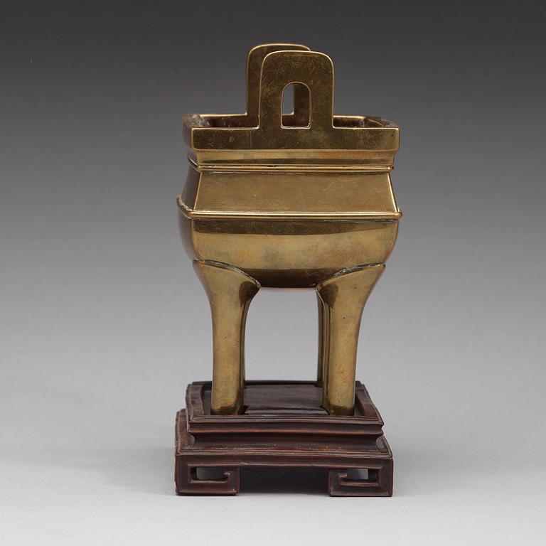 RÖKELSEKAR, polerad brons. Sen Qingdynasti (1644-1912).