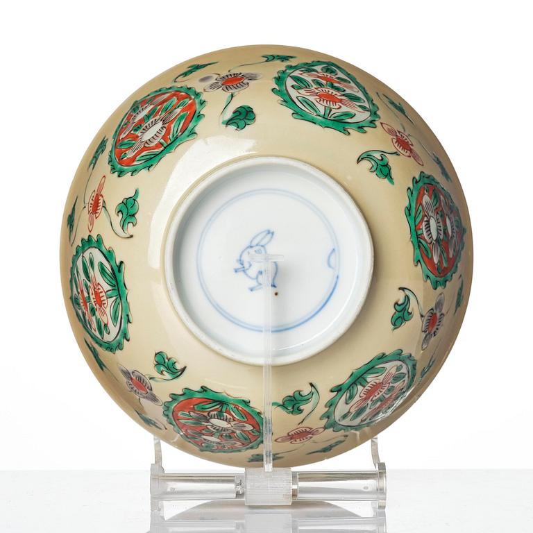 Skål samt fat, porslin. Qingdynastin, Kangxi (1662-1722).