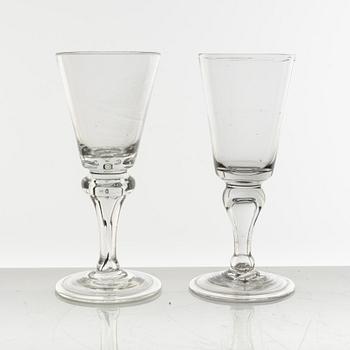 Glas, två stycken, troligen Sverige, 1700-tal.