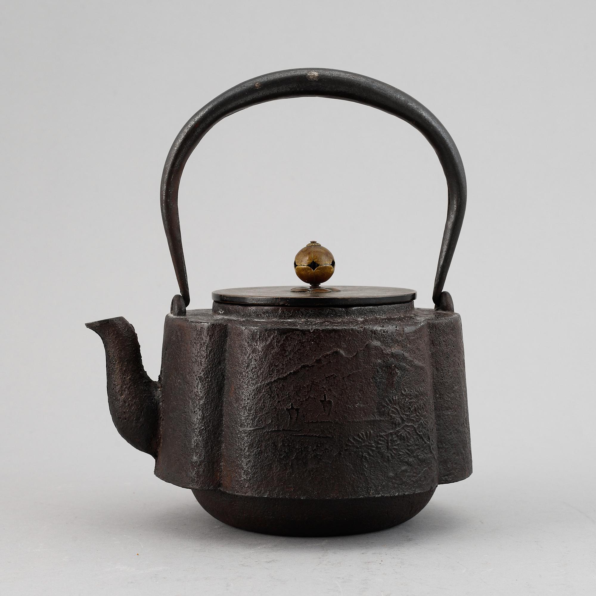 Tekanna, järn och kopparlegering. Japan, Meiji (1868-1912).