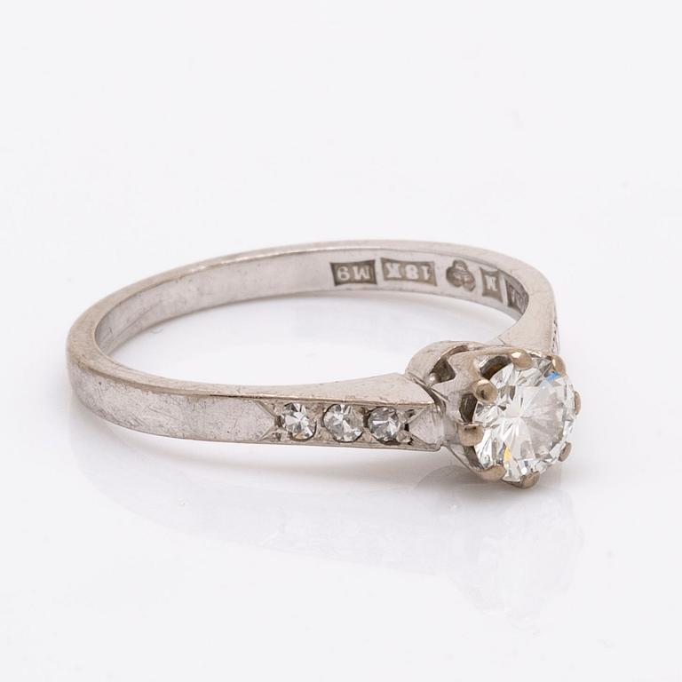 Elon  Arenhill ring 18k vitguld med 1 briljant ca 0,43 ct och diamanter 8/8 ca 0,05 ct, Malmö 1962.