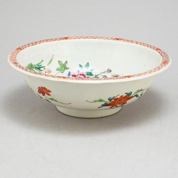 A famille rose export porcelain bowl and a pair of pates, Qing dynasty, 18th century.