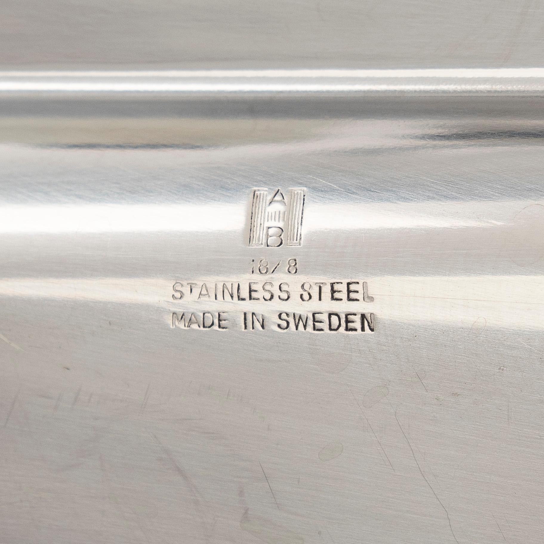 Suolakkoja pienillä lusikoilla 6 kpl ja sirottimia 6 kpl, lasia, hopeaa ja emalia. Tanska.