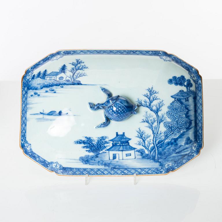 A blue and white tureen with cover, Qing dynasty, Qianlong (1736-95).