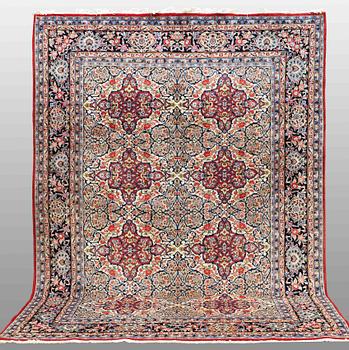 A CARPET, Sarouk, ca 345 x 254 cm.