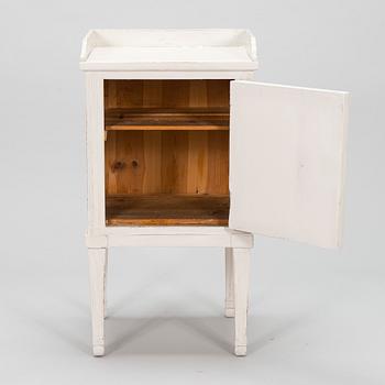 Nattduksbord/sängbord, gustaviansk stil, omkring 1900.