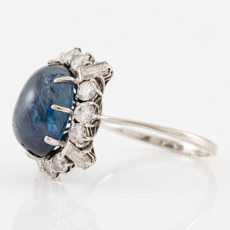 Ring, 18K vitguld med cabochonslipad safir och baguette- och briljantslipade diamanter.