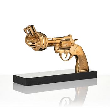 Carl Fredrik Reuterswärd, "Non Violence Knotted Gun".