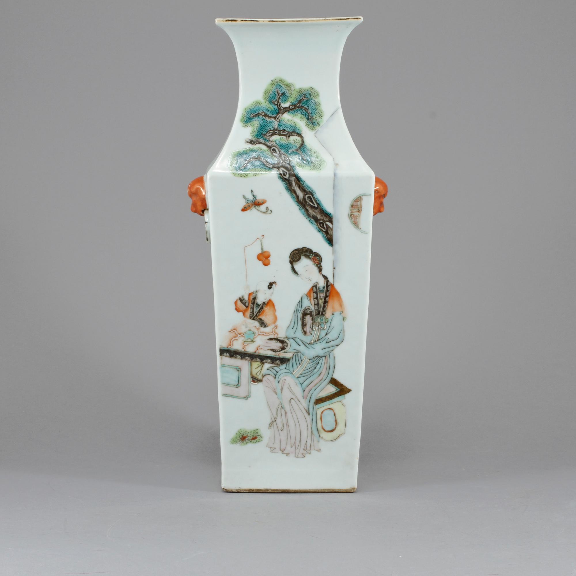 VAS, porslin, Kina, omkring 1900.