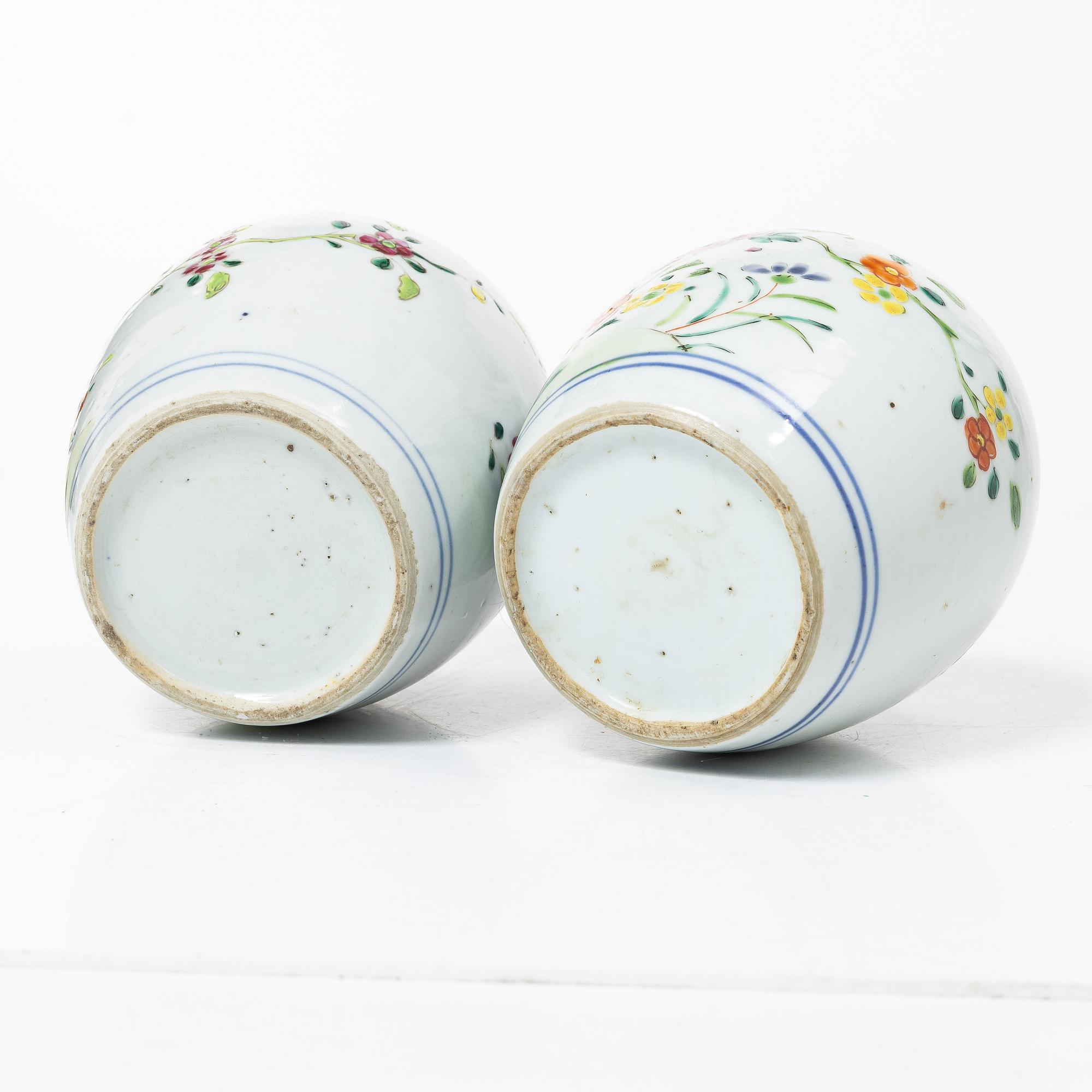 Bojaner/tedosor, två stycken, porslin. Qingdynastin, Qianlong (1736-95).