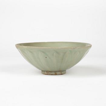 A celadon glazed bowl, Ming dynasty (1368-1644).