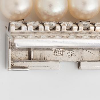 Four strand cultured pearl bracelet, clasp white gold with brilliant cut diamonds.