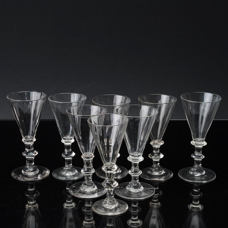 SPETSGLAS, 8 st, 1800-tal OCH KARAFF, 1900-tal.