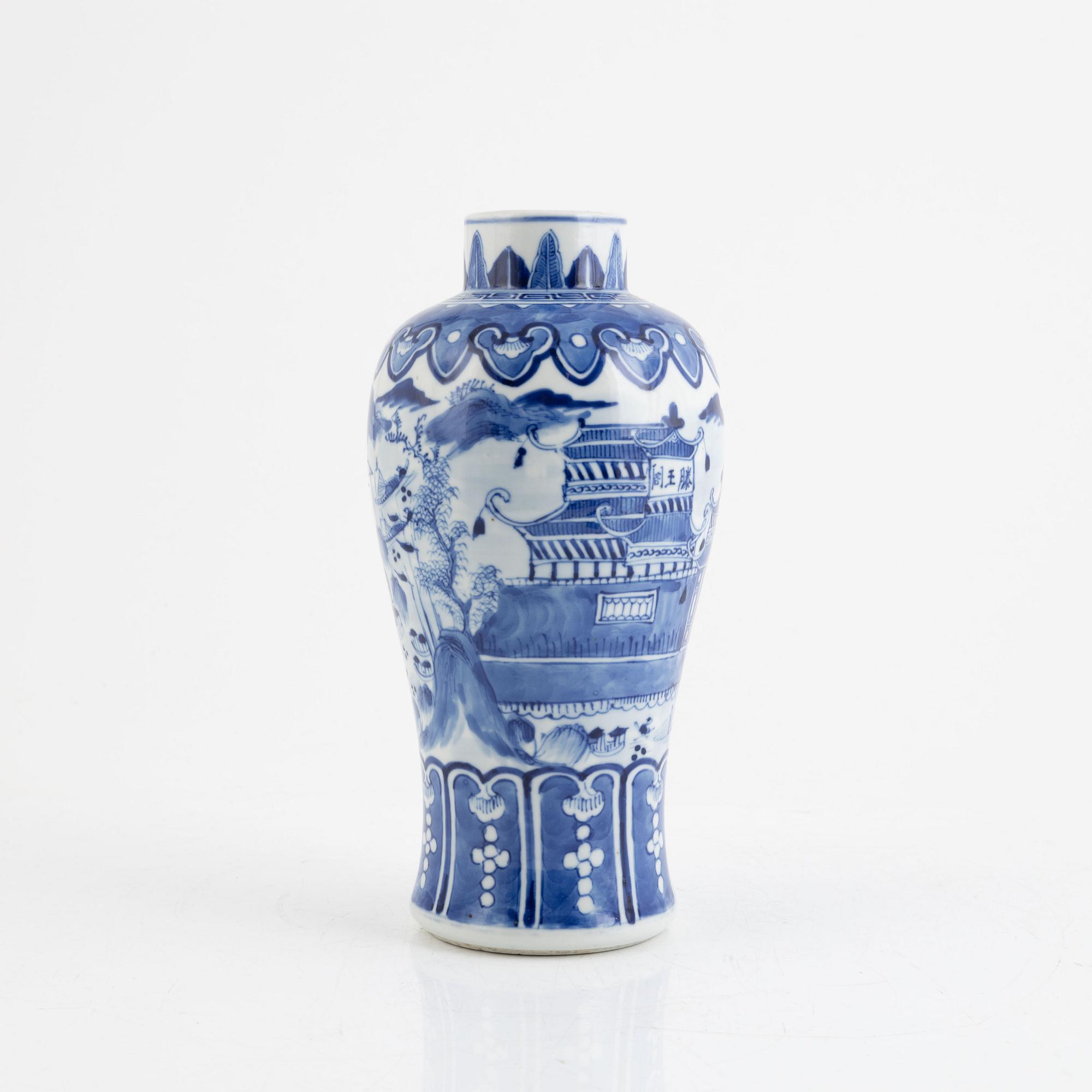 A porcelain urn, China, late Qing dynasty, 19th century.