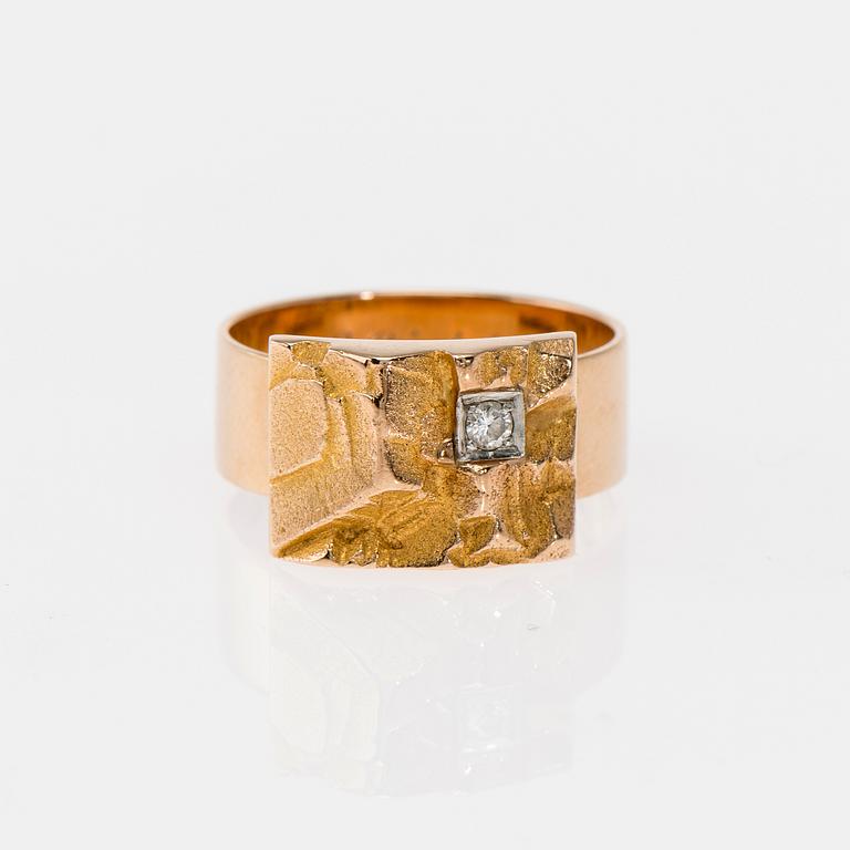 RING, Björn Weckström, Lapponia 1968. 14K guld, briljantslipad diamant.  Vikt ca 8,9 g.