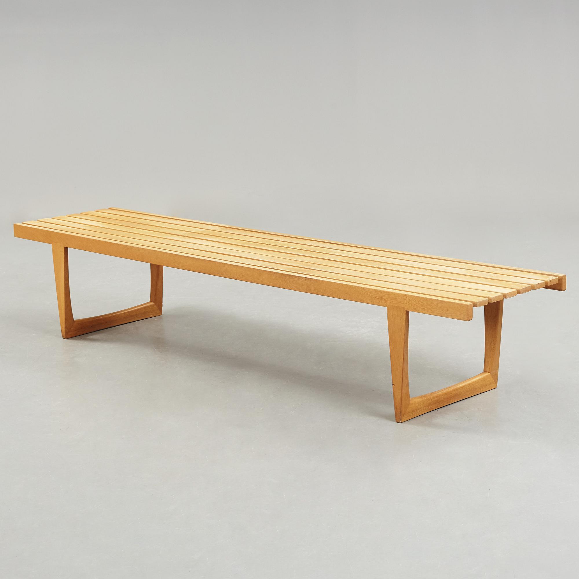 A bench "Tokoy" by Yngvar Snadström, Triva-serien for NK.