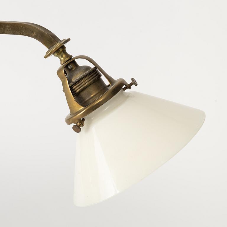 Taklampa, så kallad biljardlampa, jugend, tidigt 1900-tal.