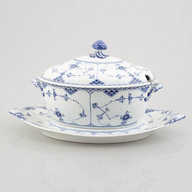 A 'Blue Fluted Half Lace' / 'Musselmalet' tureen with cover and stand, Royal Copenhagen, model 718 och 599, 1898-1923.
