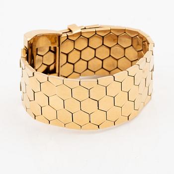 A bracelet 18K gold in the form of a belt.