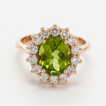 Ring, fasettslipad peridot, diamanter, 18K guld.