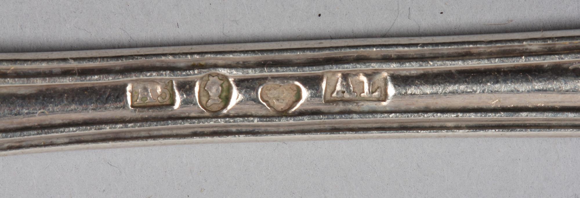 SERVISBESTICK, 14 st, silver, 1800-tal. Modell Engelsk snäck.