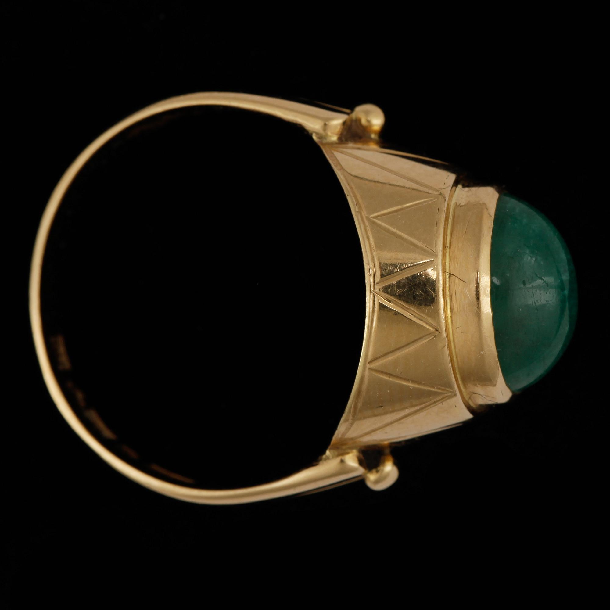 RING, 18k guld med cabochonslipad smaragd. Vikt ca 4,4 gram.