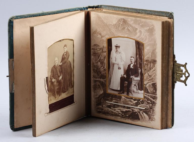 FOTOALBUM MED SPELDOSA, sekelskiftet 1800/1900, USA.