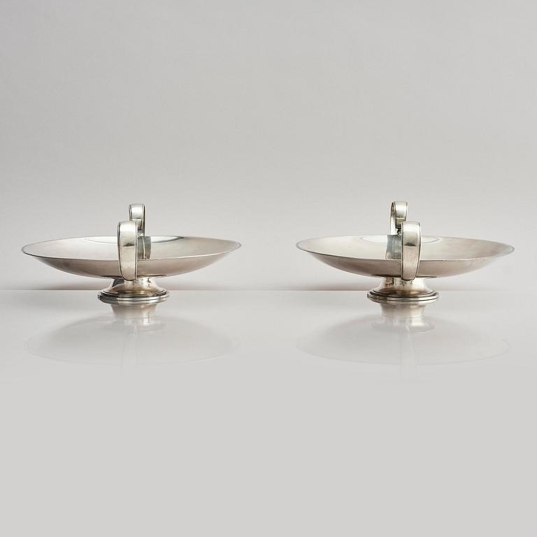 Two sterling silver bowls with handles, Atelier Borgila, designed by Erik Fleming, Stockholm 1930.
