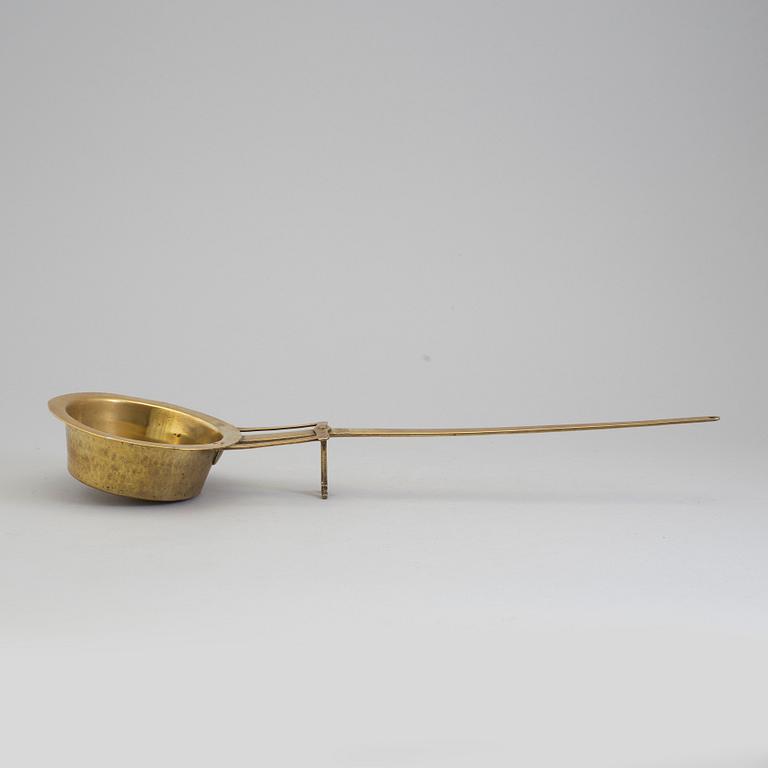 AN 18TH CENTURY BRASS SAUCE PAN.