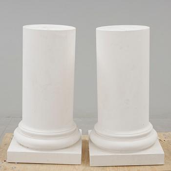 KOLONNER, ett par, gustaviansk stil, 1900-tal.