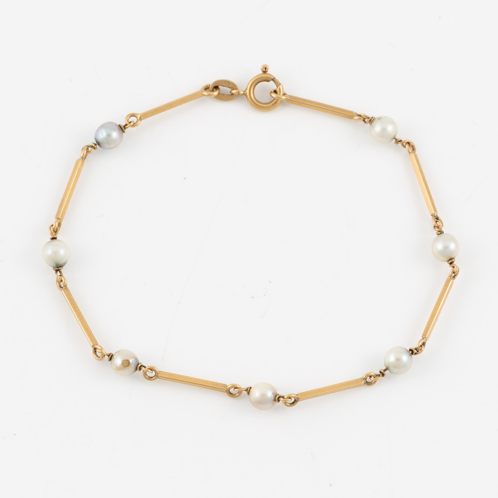 Bracelet 18K gold with cultured pearls.