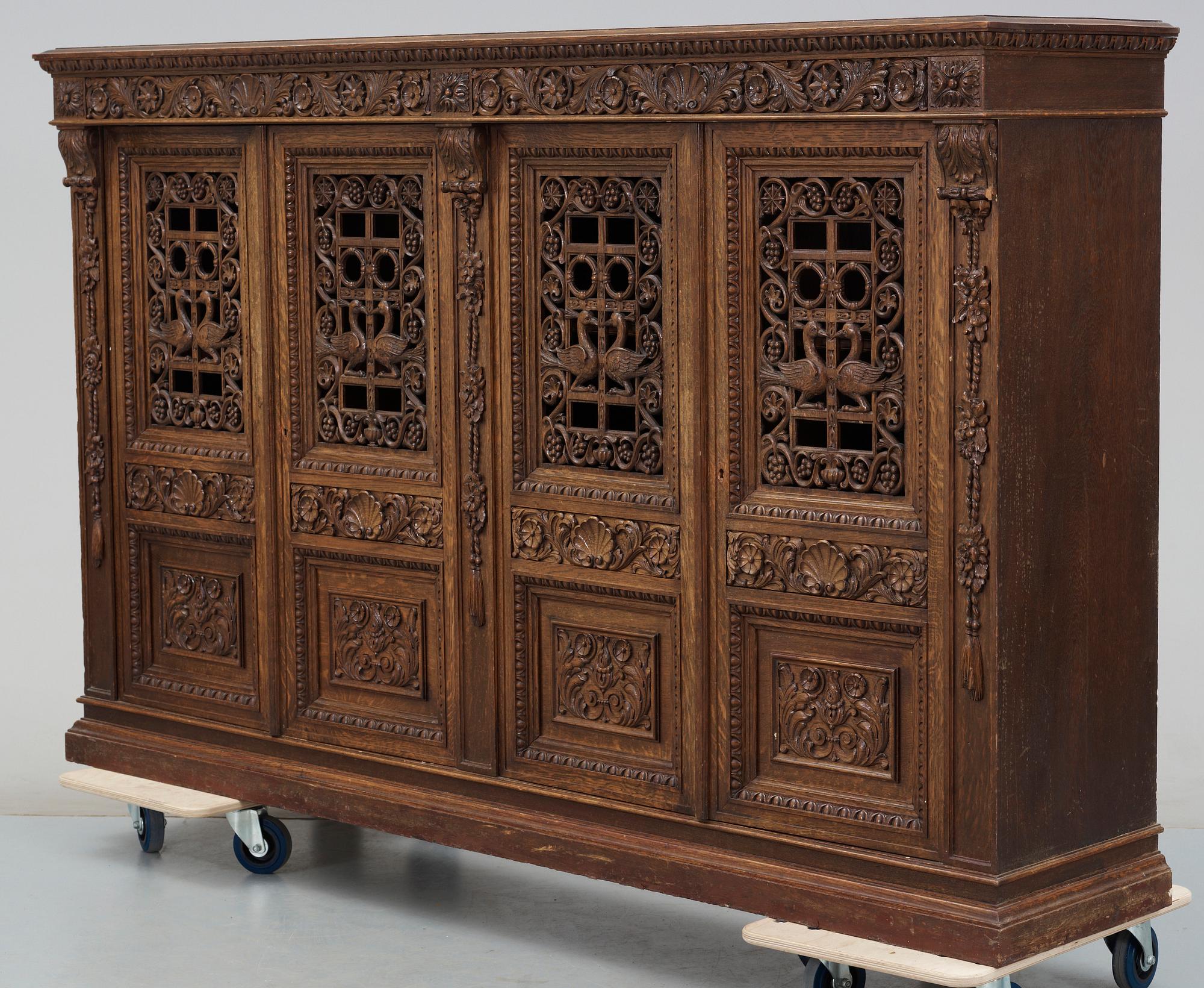 SKÅP, renässans-stil, 1900-talets första hälft.