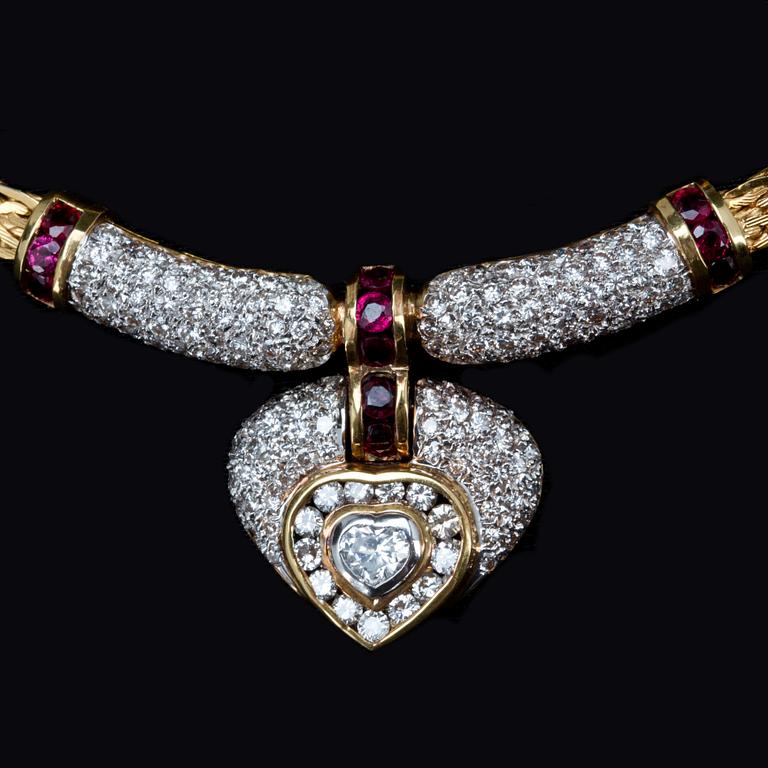 COLLIER samt RING, 18k guld besatta med små diamanter samt rubiner. Vikt tot ca 33 gram.