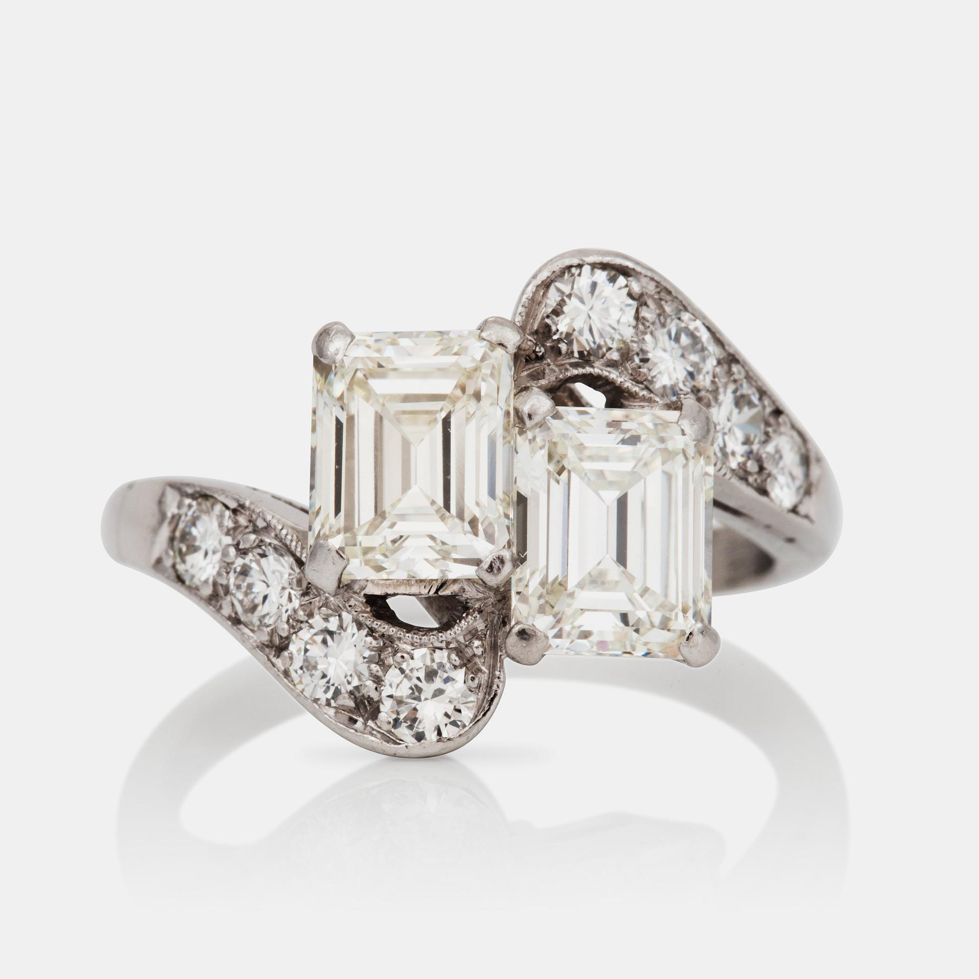 RING med briljant- och smaragdslipade diamanter.