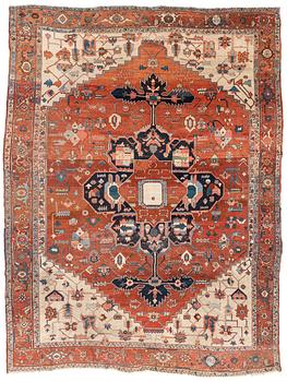 395. An antique Heris Serapi carpet, ca 391-408 x 298 cm.