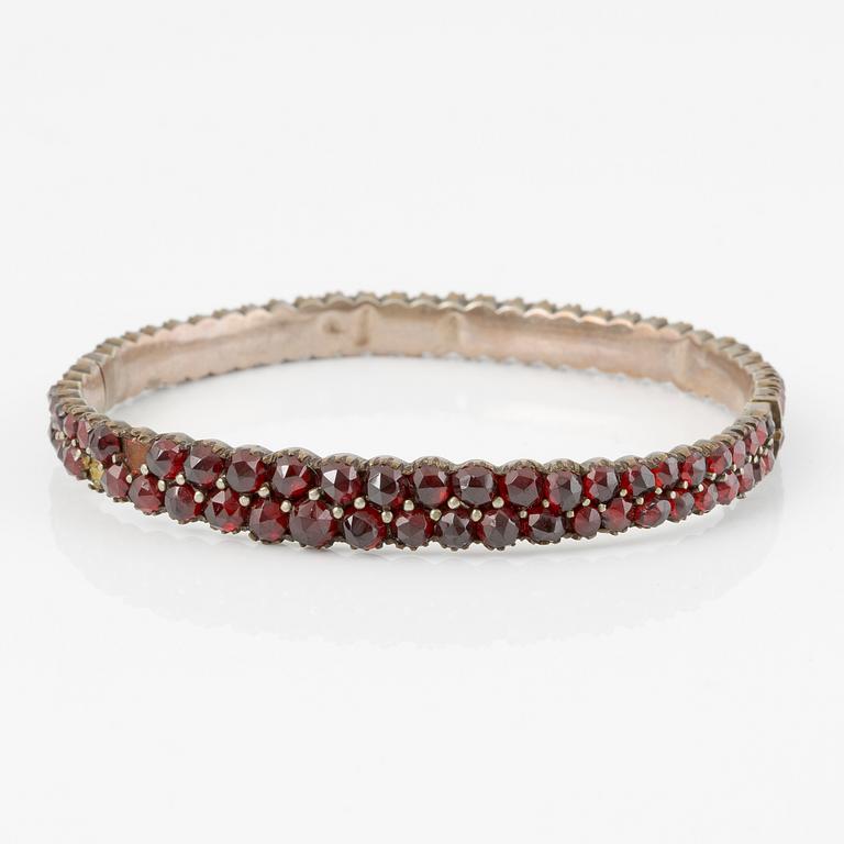 Garnityr med granater, armband, armring, broscher 2 st.