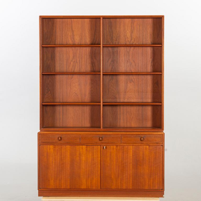 A MID 20TH CENTURY BOOK CASE.