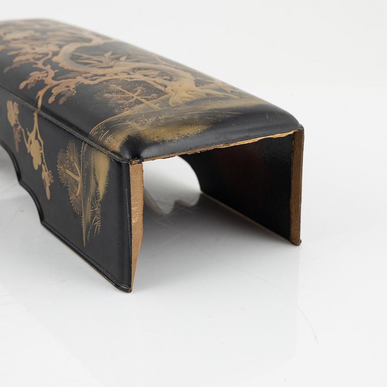 A Japanese lacquer box with cover, circa 1900.