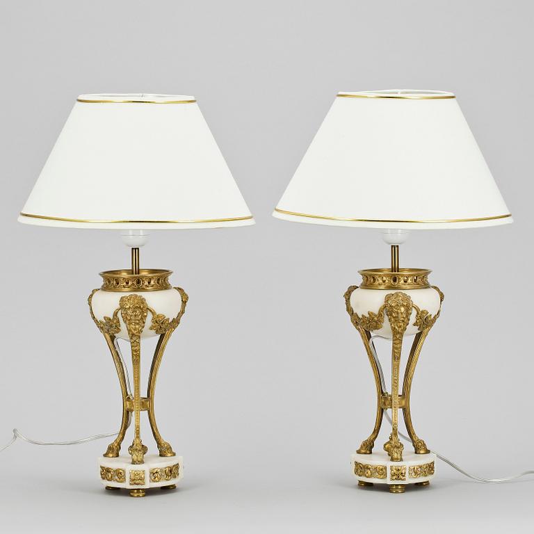 BORDSLAMPOR, ett par, marmor, mässing, Louis XVI-stil, 1900-talets början.