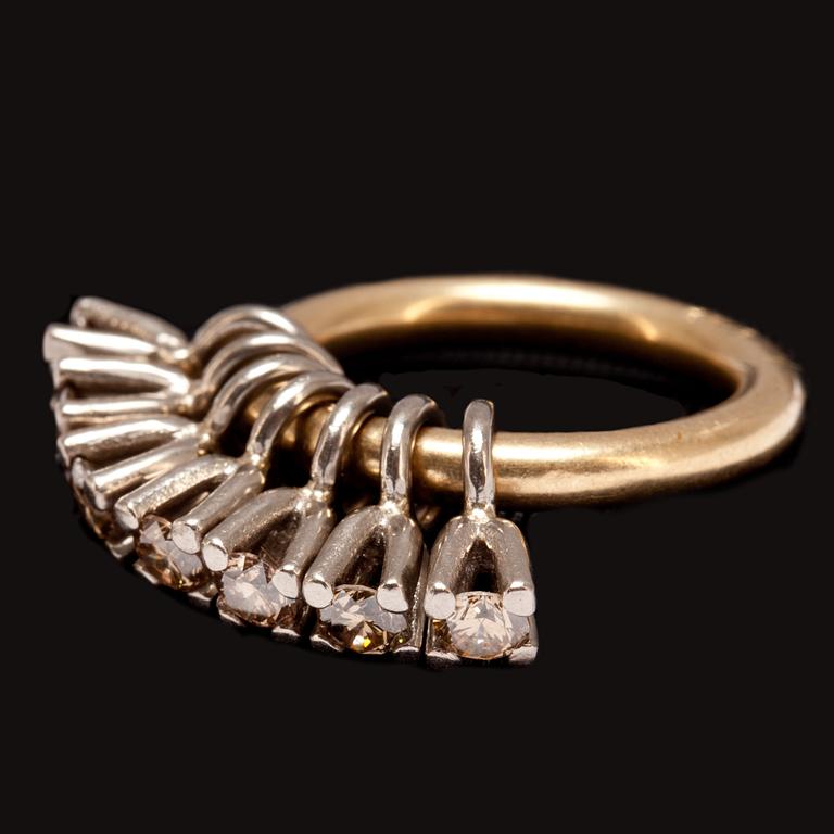 RING, 2 st, 18k, 7 diamanter, ca 1.10ct. Design Pia Artling för Sandberg. Vikt ca 19g.