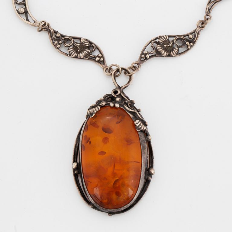 HALSMYCKE OCH ARMRINGAR två st, silver med bärnsten och bergkristall.